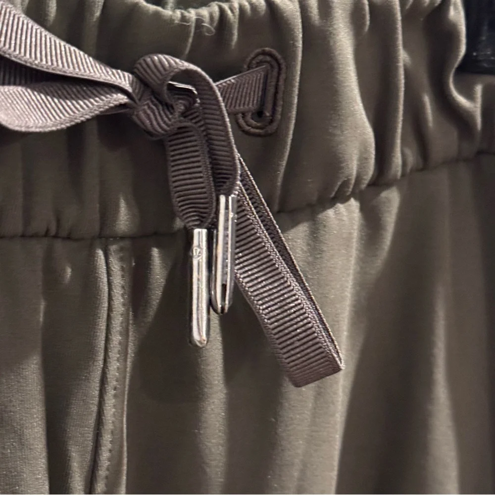 Lululemon Women’s 4 Dark Olive On The Fly Pant 28” Office Athleisure Comfort